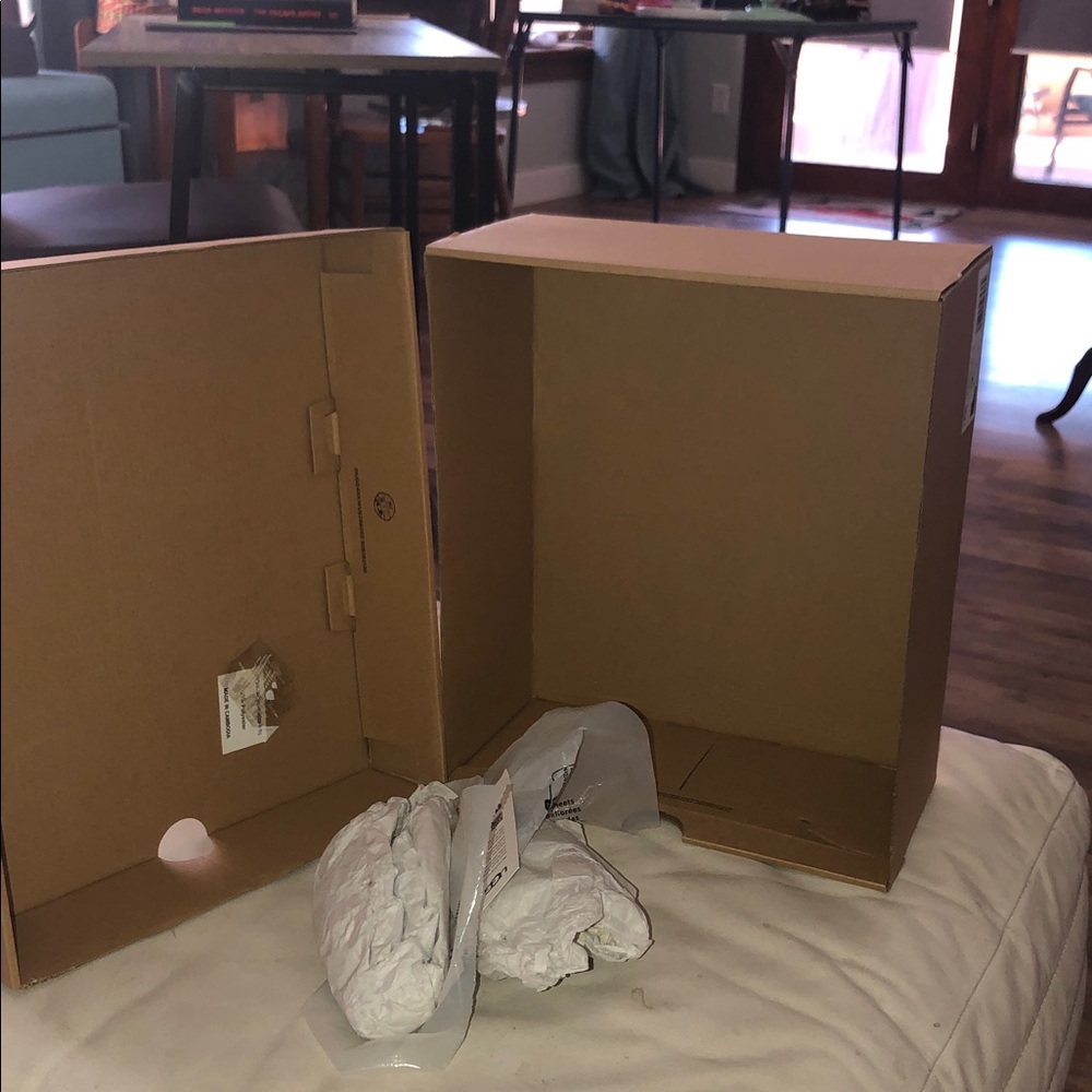UGG REMOVABLE LID BOX EUC - Picture 6 of 7